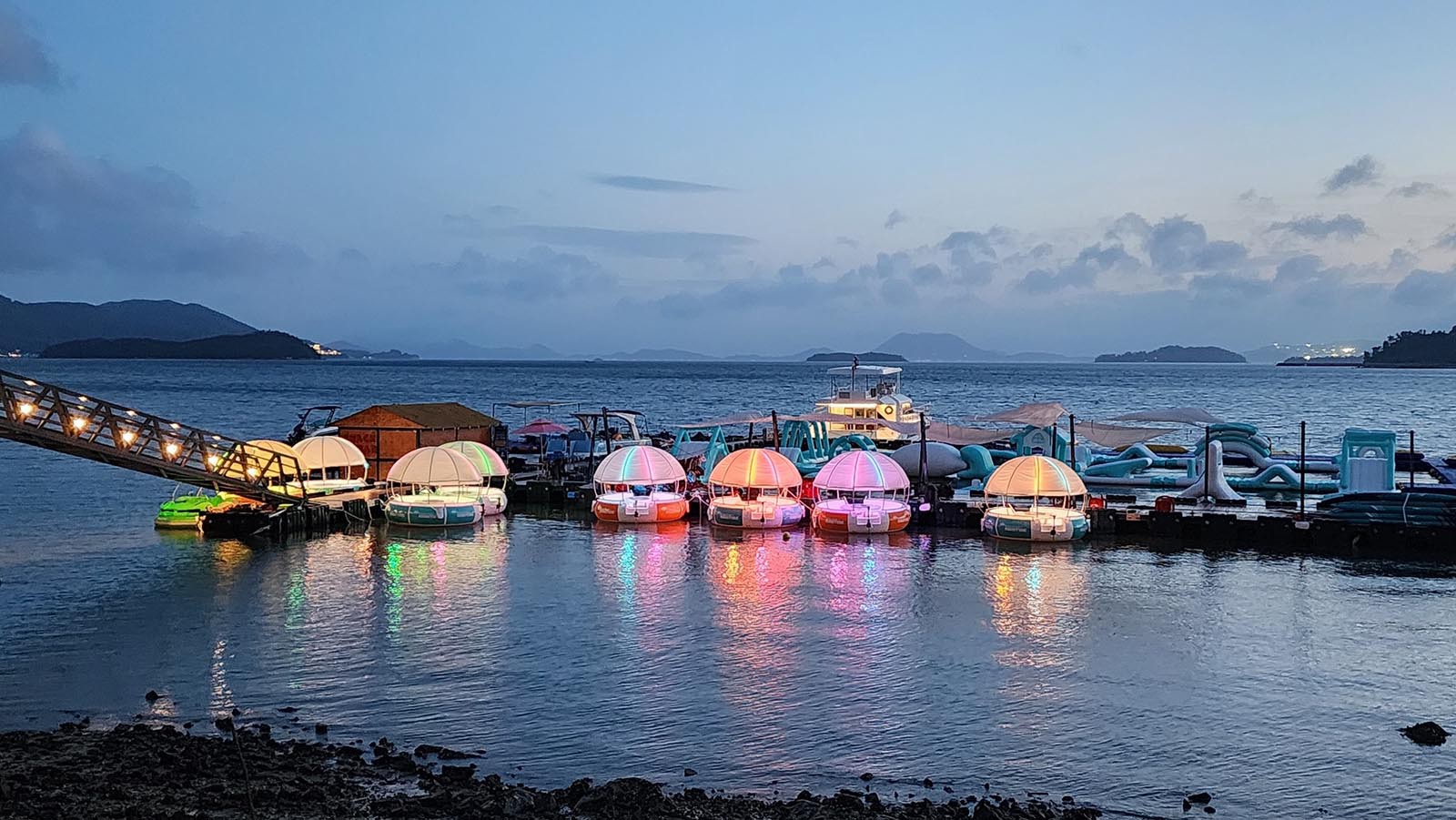 donut boat hire with 10-12peoples donut boat hire with 10-12peoples